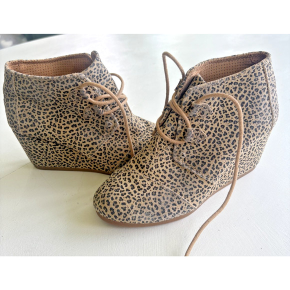 Toms Desert Wedge Suede Ankle Booties Cheetah Leopard Print Lace Up Size 6.5 - Picture 1 of 9